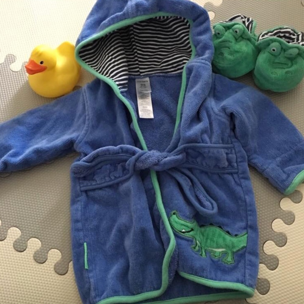 Carter’s Robe & Bootie Set - Picture 2 of 5